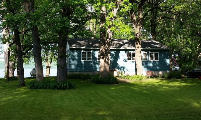 Frontenac Cottage | Vintage Lake Cottage On The Shores Of Lake Pepin