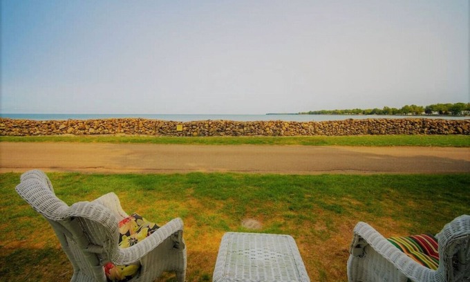 Van Buren Point Cottage | Vintage Lakefront Home in Historic Van Buren Point