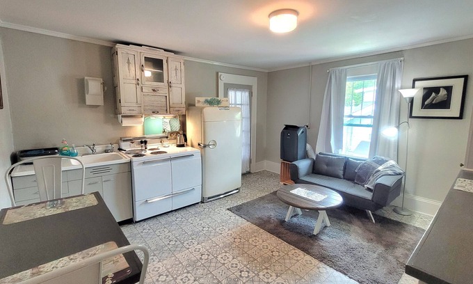 Mount Airy Apartment | Vintage One Bedroom with Living/Kitchen