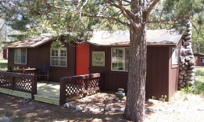 Hillman Cabin | Vintage Pet-Friendly Family Cabin and Bunkhouse in the Atlanta State Forest