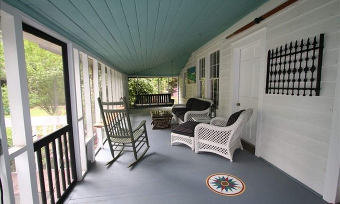 Okatie Cottage | Vintage River Cottage on the Okatie River Between Beaufort Bluffton