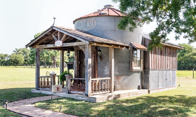La Grange Cottage | Vintage Silo + Sleeps 3 + 8 Minutes to Round Top!