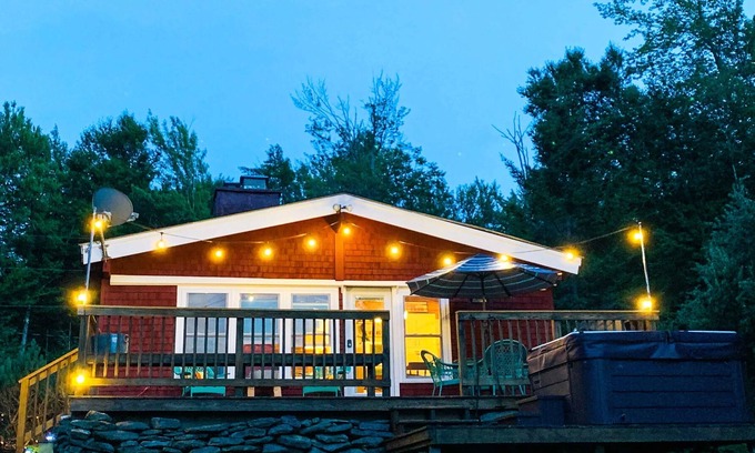 Wilmington Ski Chalet | Vintage Ski Cabin w/ Hot Tub. Close to Mt. Snow and Lake Raponda.