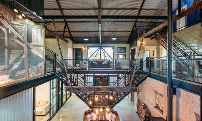 Hinton House | Vintage Steel Accommodation