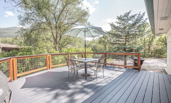 Glenwood Springs House | Vintage Style Home, Huge Yard w/Fire pit, Walking Distance to Downtown, Pets OK