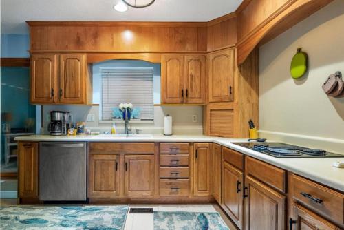 Leesville House | Vintage Sunrise Home-Lake View