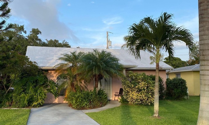 Rock Ridge House | Vintage Vero Bungalow