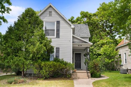 Traverse City House | Vintage Vibes Duplex Downtown Beach AC Restaurants