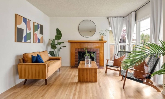 South of Conant House | Vintage Vibes| Near Airport | Dual Living Room