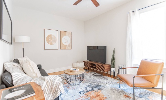 Rogers Park House | VintageLoversEscape|Homey|Stylish1BR|CloseToBeach