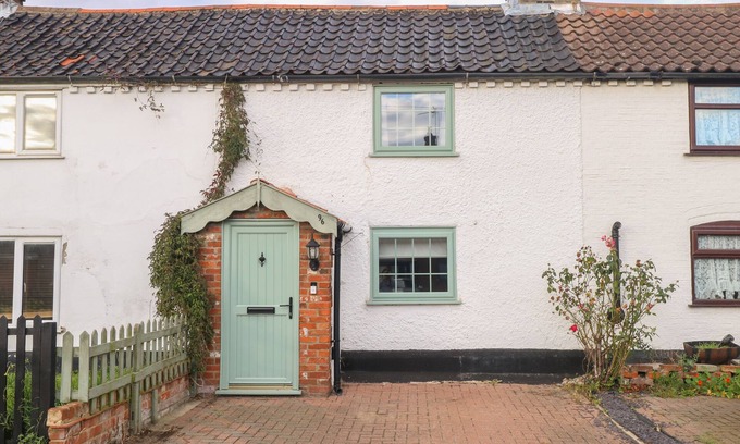 Freethorpe House | VINTNER'S COTTAGE, pet friendly, character holiday cottage in Reedham