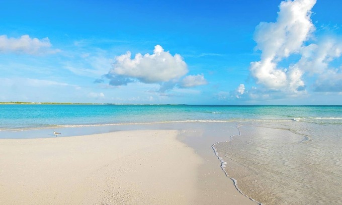 Treasure Cay Resort | VIP Beachfront - Large & Luxurious - End Unit