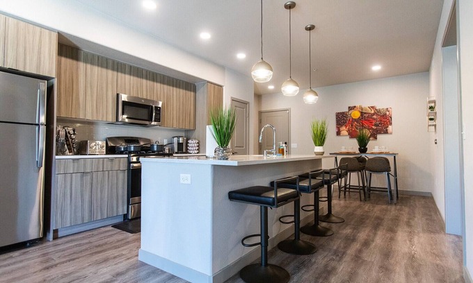 Camarillo Apartment | VIP Suite 👑 King Bed 💻WiFi 📺YouTube TV⚡️ Pool