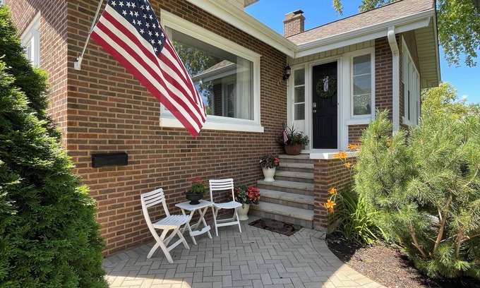 Forestview House | Visit Chicago stay in quiet suburb. Tranquil 2-bedroom house in Lombard.