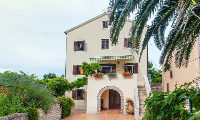 Osor House | Visit our lovely three storey family house surrounded by spacious garden
