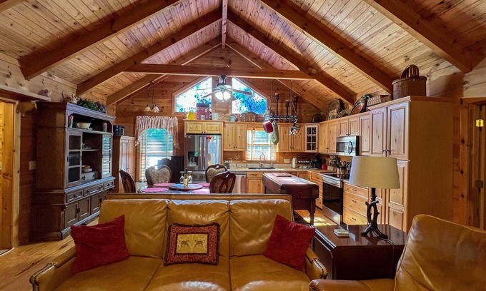 Pine Mountain Cabin | Visit Sparkleberry and see Callway's Pumpkins and Fantasy in Lights!