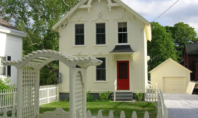 Wallingford House | Visit- StayinVermont.org - Village Victorian Classic - Pet Friendly
