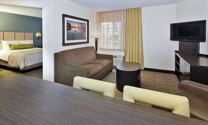 Ashley Oaks Hotel | Visit the Lakeshore Park! Private Kitchen & FREE Parking! Pets Allowed, Gazebo!