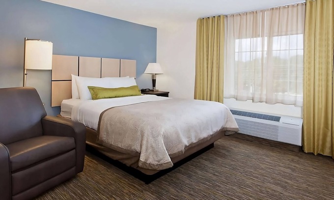 Ashley Oaks Hotel | Visit the Lakeshore Park! Private Kitchen & FREE Parking! Pets Allowed, Gazebo!