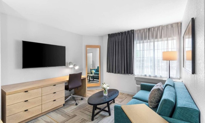 East Congress Hotel | Visit Zilker Park & Lady Bird Lake with Ease! Pet Friendly Property w/Breakfast
