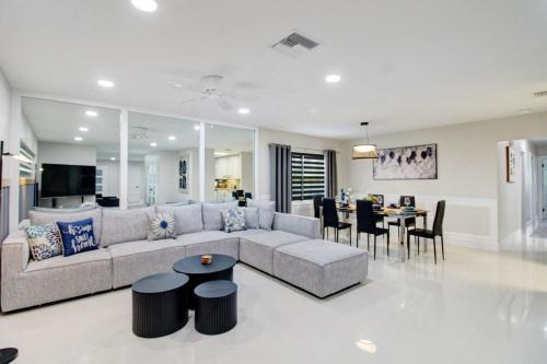 Miami Lakes House | Vista Azul is a Lake house with pool, gym, fishing dock and more!
