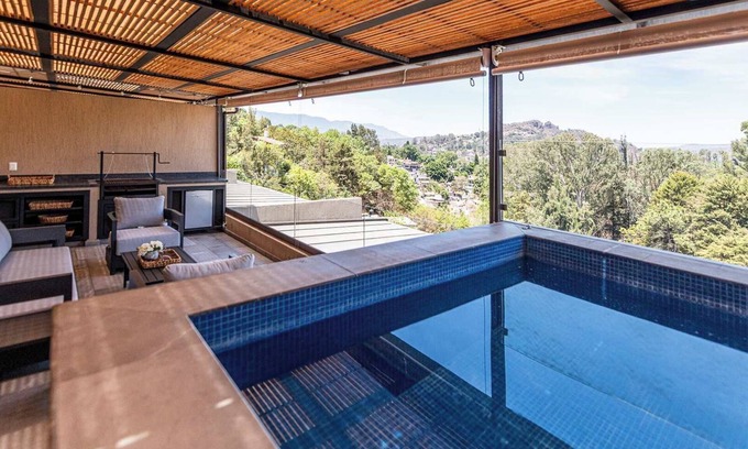 El Calvario House | Vista del Bosque: Luxury Townhouse Near Downtown Valle de Bravo