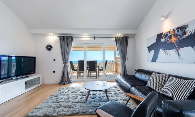 Gornji Kono Apartment | Vista Deluxe Apartment with swimming pool