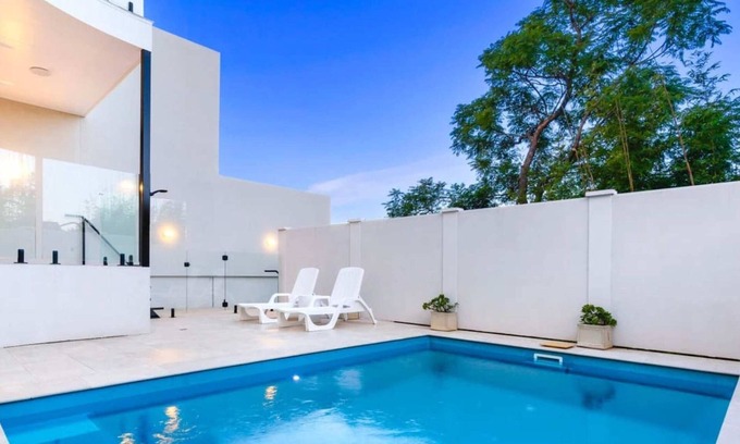 Kooringal House | Vista Heights - Contemporary Entertainer
