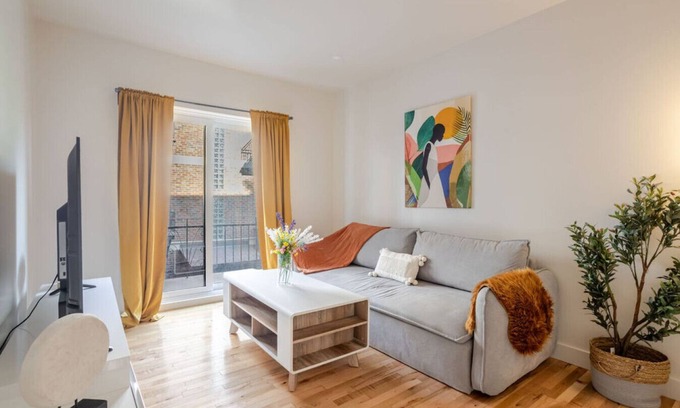 Cote-Des-Neiges—Notre-Dame-De-Grace Apartment | Vista Nook Light Filled 2BR in NDG