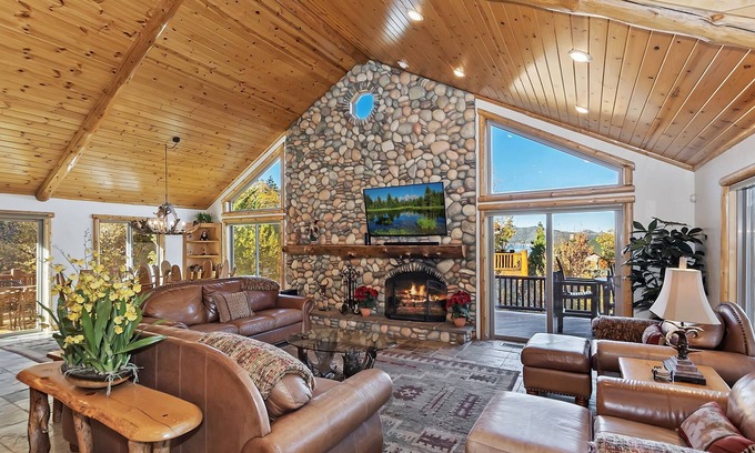 Castle Glen Estates Cabin | Vista Ridge Retreat by Destination Big Bear : Castle Glen Luxury Log Home with Awesome Lake Views! Hot Tub! Pool Table!