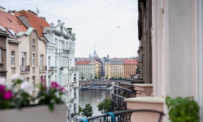 Andel Apartment | Vista Riverside Andel Suites