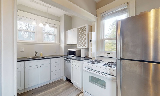 Hyde Park House | Vista View Villa Suites – Whole Home Rental! 2 Private Condos 10 Min to Downtown