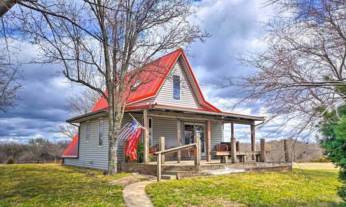 Towanda Cabin | Vivid 'Cedar Ridge' Cabin ~ 23 Miles to Wichita!
