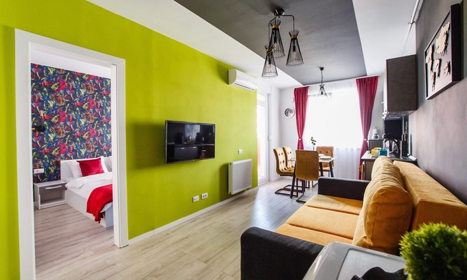Oradea Apartment | Vivid Colors near City Center
