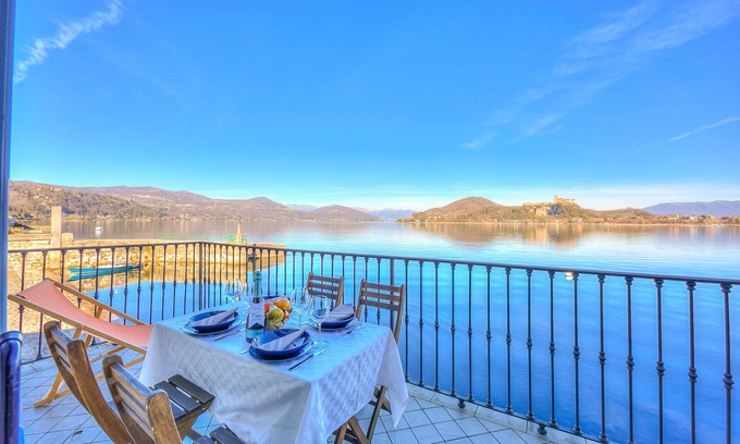 Arona Apartment | Volo Di Gabbiani Pied Dans L' Eau, Arona, Italy