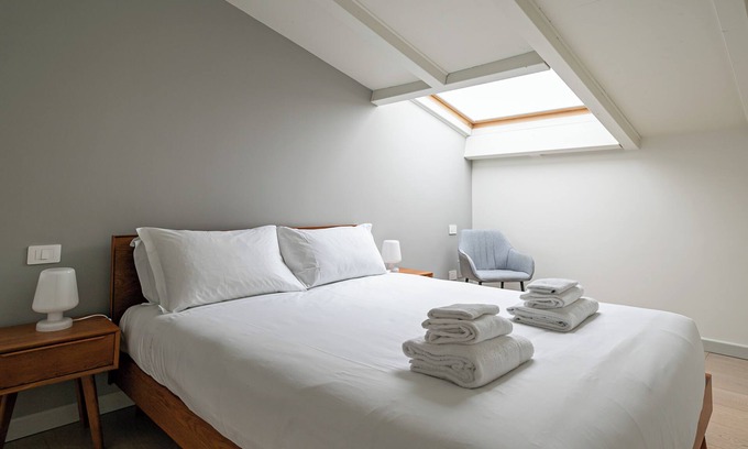 Monza House | Volta 40 - B - One Bedroom Guest House, Sleeps 4