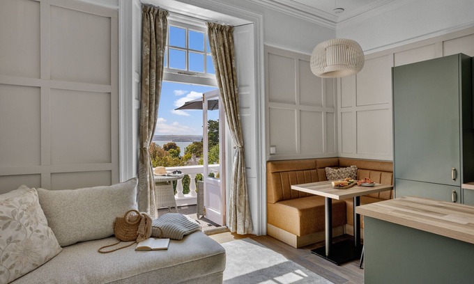 Torquay City Centre Apartment | Vomero Holiday Apartments: 2 Bedroom Luxury Sea View Balcony Apt - Torquay Devon