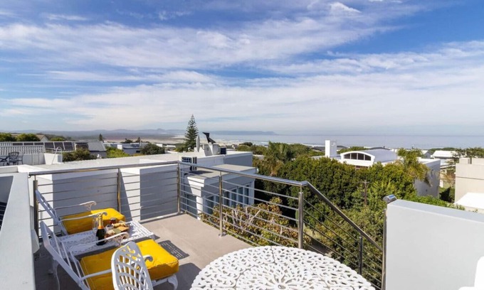 Sandbaai House | Vonkelwyn | Bright and Breezy by Grotto Beach