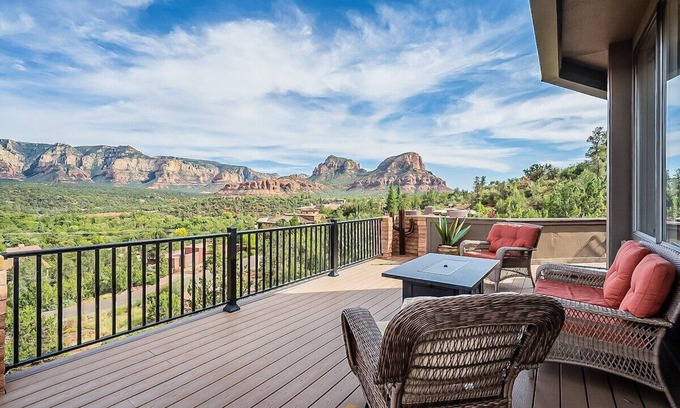 Sedona House | Vortex Horizon ⁓ Awesome Views⁓Deck⁓BBQ⁓Fire Table