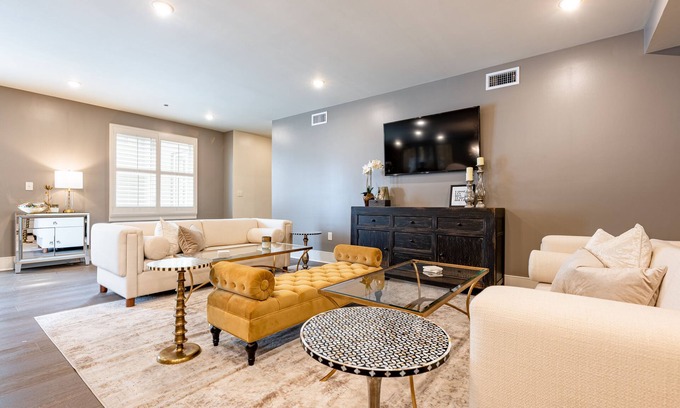 Arts/Warehouse District Apartment | 🏆VOTED BEST PENTHOUSE IN DOWNTOWN NOLA! 2 QUEEN SLEEPER SOFAS+LARGE PRIVATE TERRACE🏆