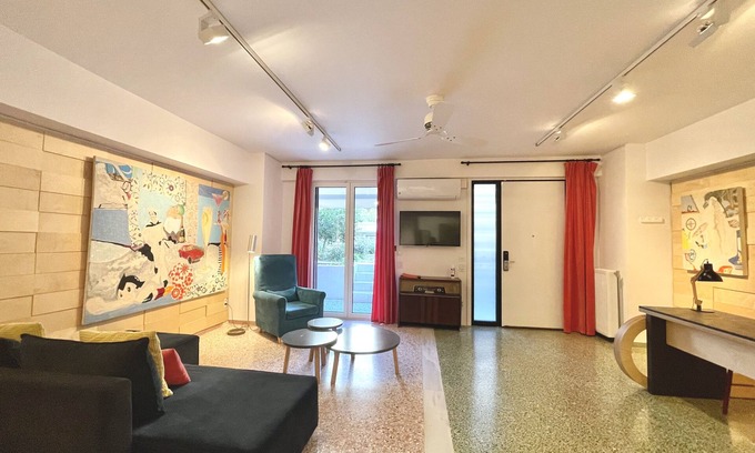 Vouliagmeni Apartment | Vouliagmeni art micro-loft/Open space studio