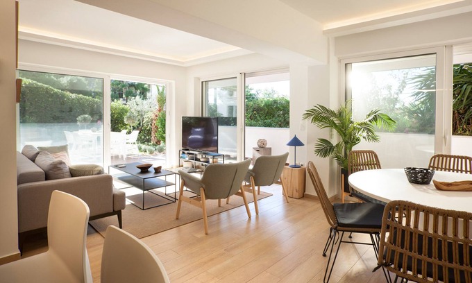 Vouliagmeni Condo | Vouliagmeni Beach Stylish house private garden