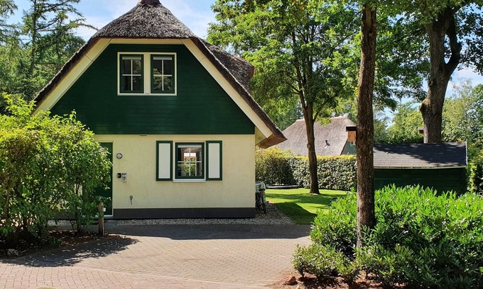 Heeten House | Vrijstaande Rietgedekte 4-persoons Vakantie Villa met Grote Prive Tuin