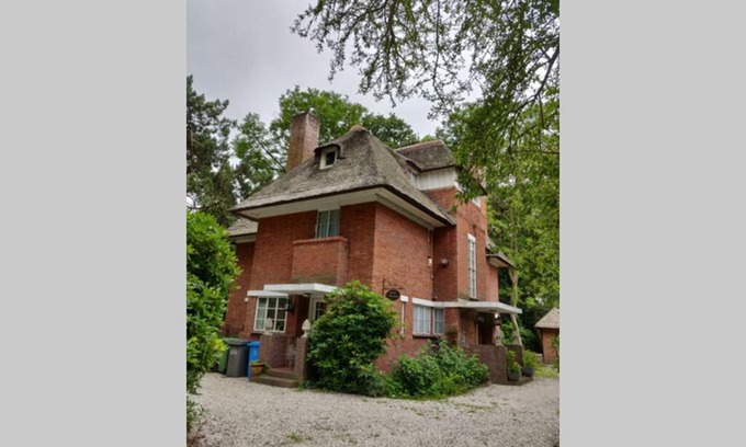 Wassenaar Villa | Vrijstaande rietgedekte villa nabij uitvalswegen
