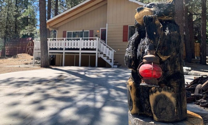 Wrightwood Cabin | VTD · Firepit/Fireplace/King bed/fenced/VillageTrail Den