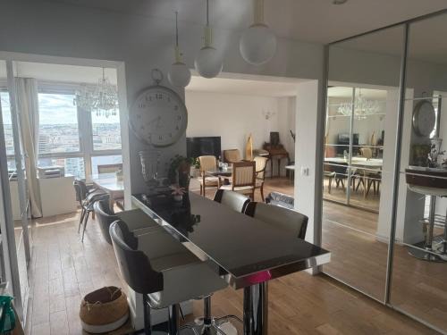 Puteaux Apartment | Vue, espace & confort Appartement 1 chambre avec terrasse & parking, à 10 minutes de Paris en métro