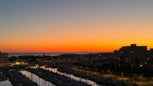 Carnon-Plage Apartment | Vue Magique Port & Mer et un Panorama Unique depuis la Chambre