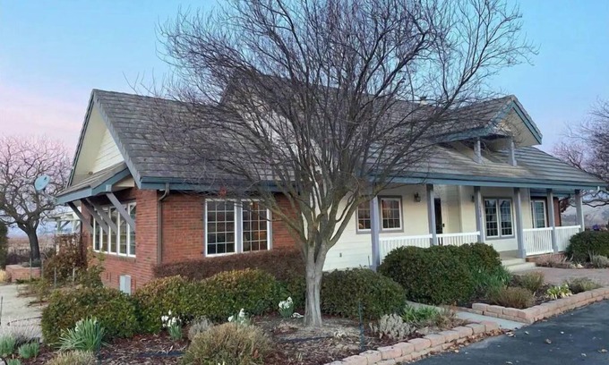 Templeton House | Vukelich Vineyards - Amazing Views with Hot Tub, Minutes Away From Downtown