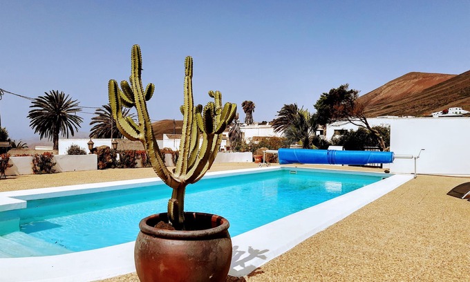 La Asomada House | VV - Rural Guesthouse near the volcanoes with splendid sea view for 4 persons