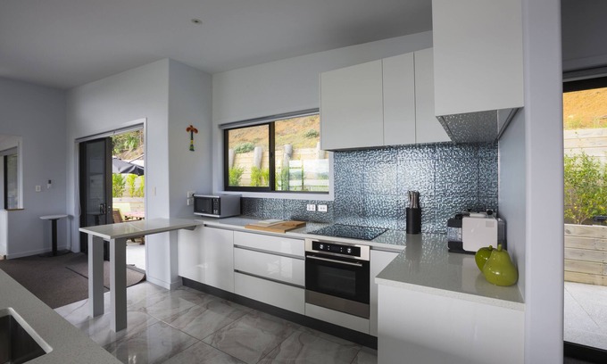 Tutukaka House | W91: Stylish, modern, up-market house with great views, right above the beach.